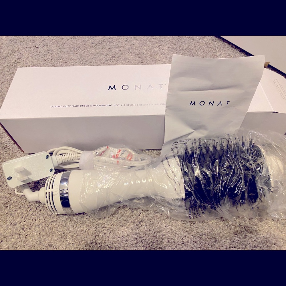 Monat hair dryer brush